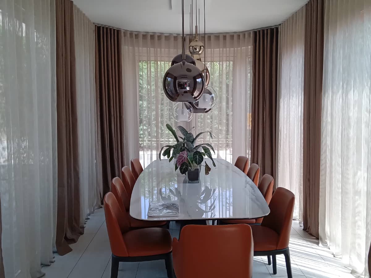 Tendaggi a binario su misura per sala da pranzo realizzati da Tappezziere Dell’Orto Milano