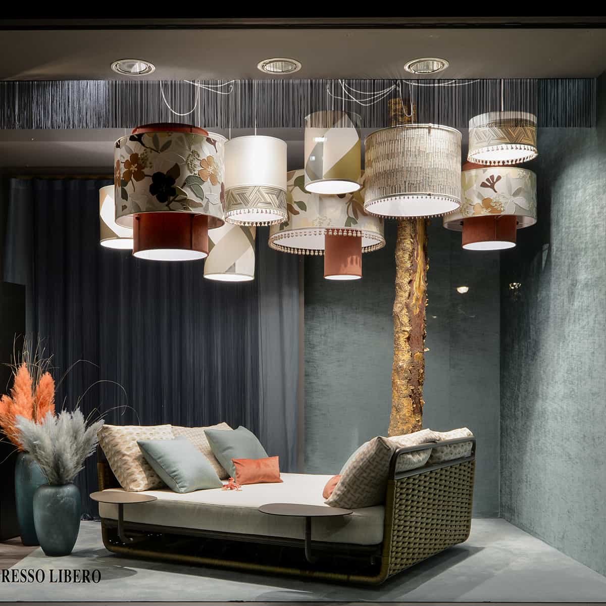 Vetrina Tappezziere Dell’Orto con tende di design e lampade sospese in tessuto
