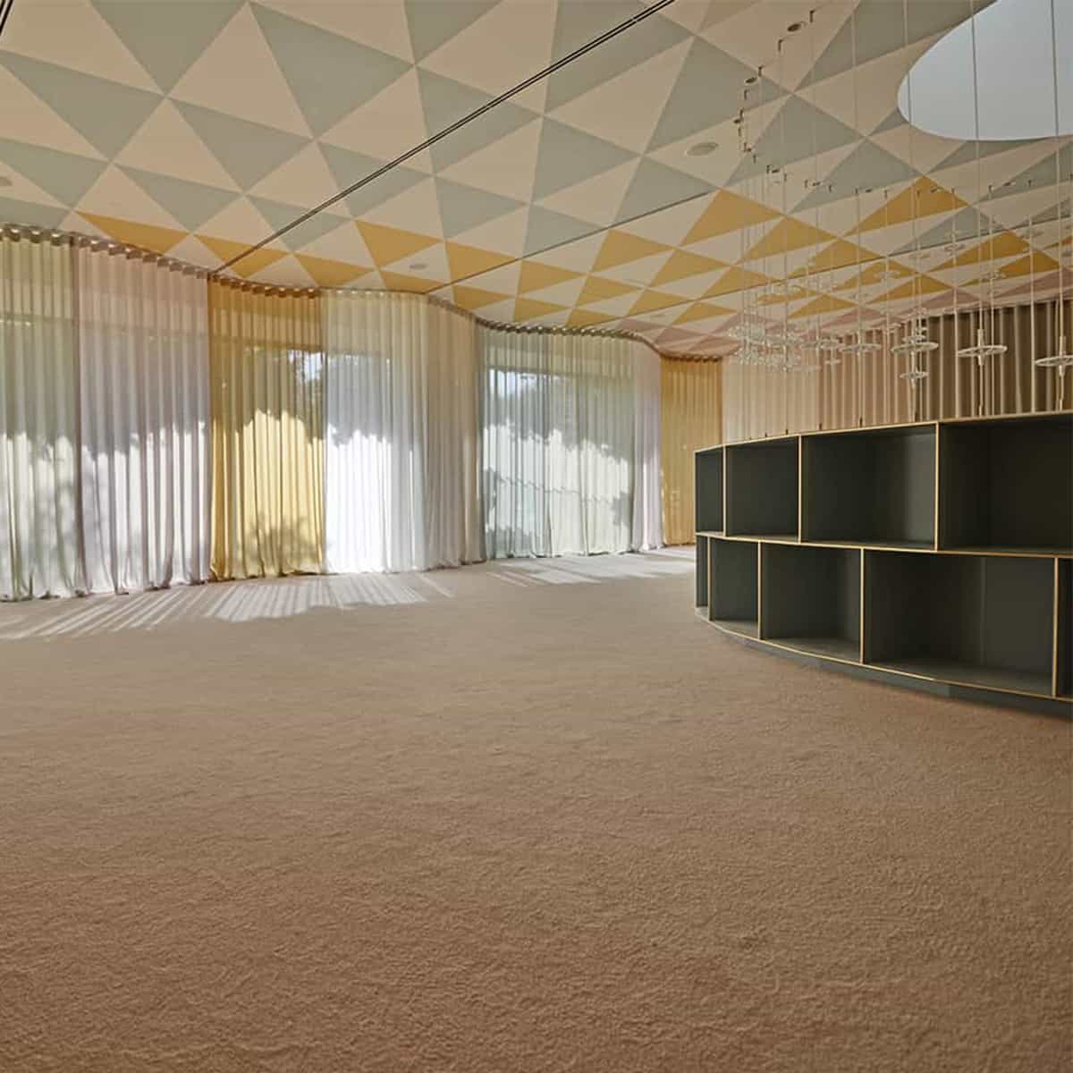 Allestimento su misura, con tende a binario per showroom realizzato da Tappezziere Dell’Orto Milano