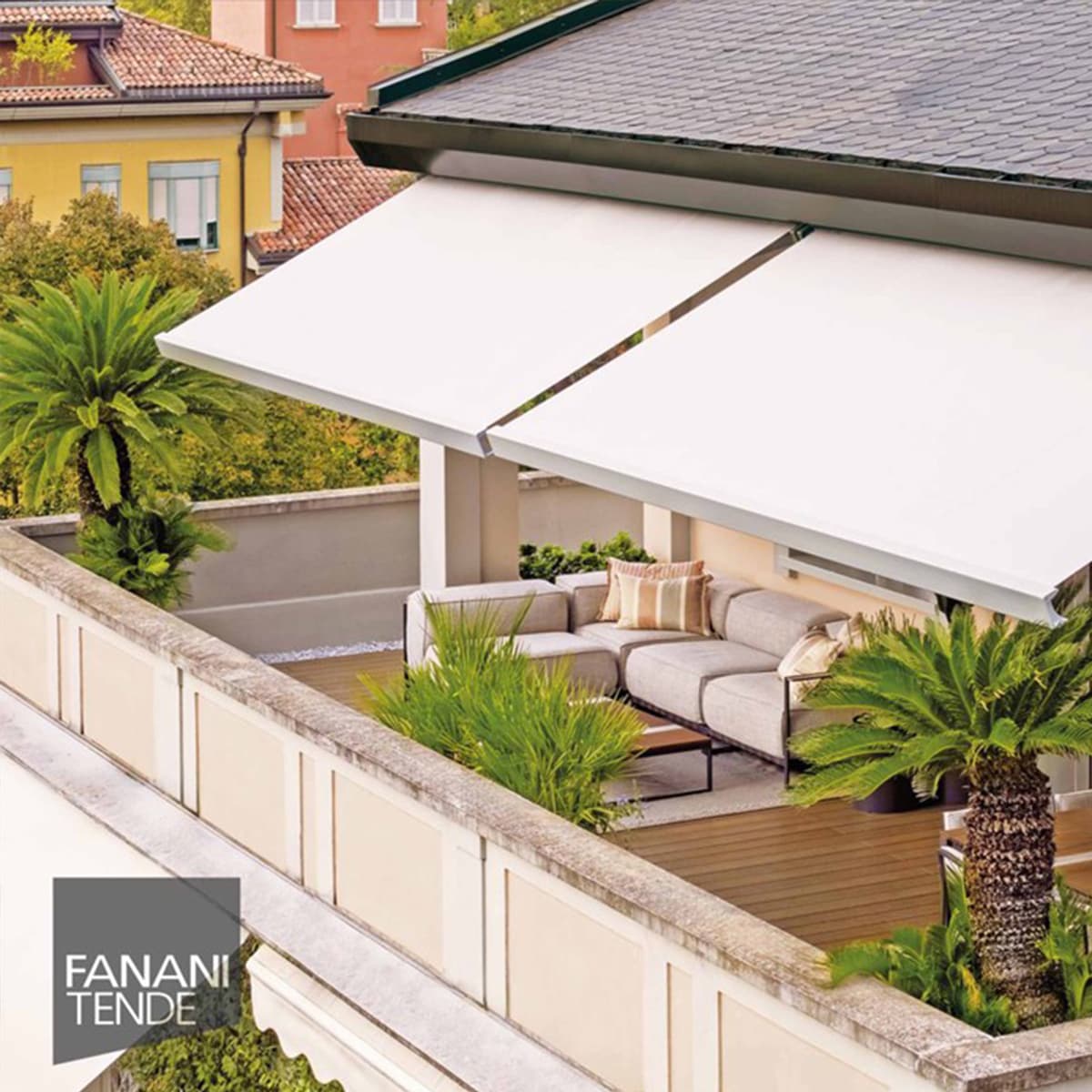 Tenda a bracci Fanani su misura installata da Tappezziere Dell’Orto a Milano e Monza