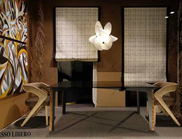 Tenda a pannello su misura e tavolo artigianale firmati Tappezziere Dell’Orto per interni di design